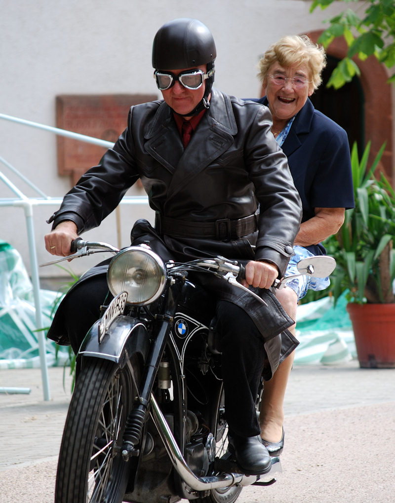 Meine Oma fährt im Hühnerstall Mototrad800px