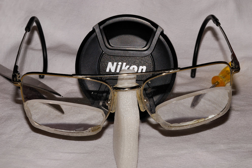 Meine selbstgebastelte Reparatur-Brille:
+1 Dioptrie in der oberen Bildhälfte, in der unteren Bildhälfte + 4 Dioptrien.