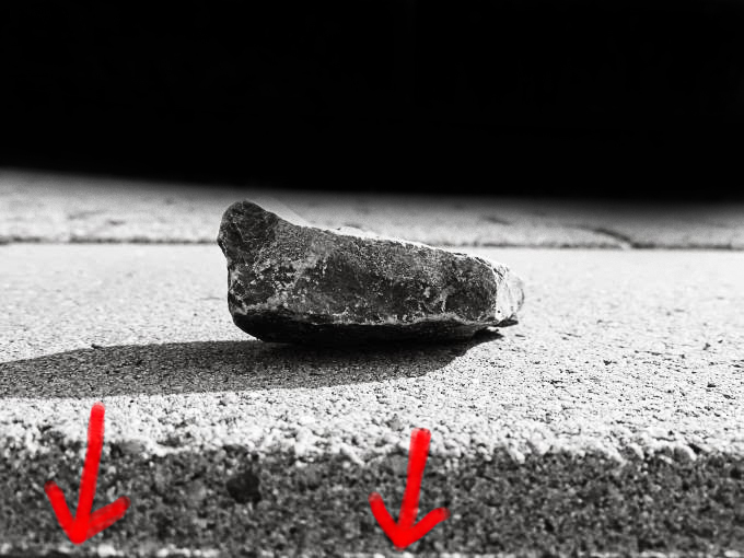 @Mel: Mit Pinsel in Photoshop oben geschwärzt. Mit DEM Programm kannst Du ALLES machen. Und als "Schüler-Version" ist das durchaus zum fairen Preis er