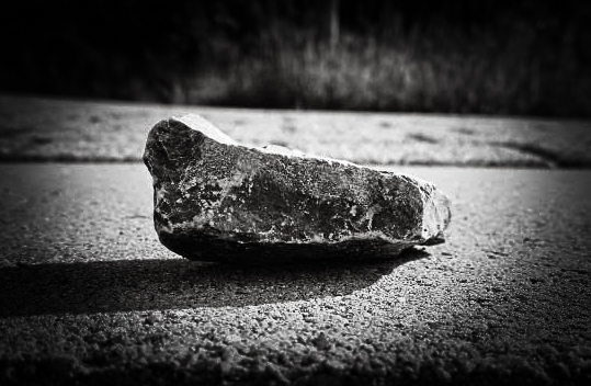 @Mel: Wieder nur mit Lightroom. Unten und oben (Pfahl) beschnitten und mit der Vignette (Geschmackssache, geht auch dezenter) den Stein mehr in den Bl