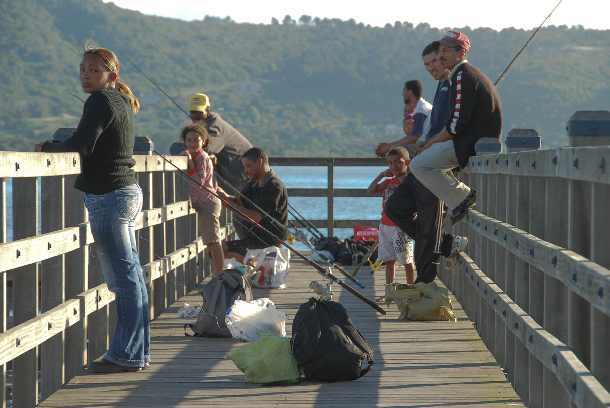 Menschen auf Mole in Knysna.jpg