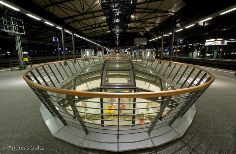 menschenleere Moderne

Lichtfluter auf dem Bahnsteig des Erfurter Hauptbahnhofes

Zeiss Distagon 18 mm f 16, 2,5s