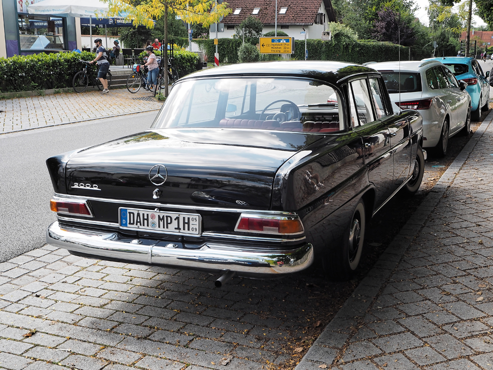 Mercedes Benz 200 D Heck r.jpg