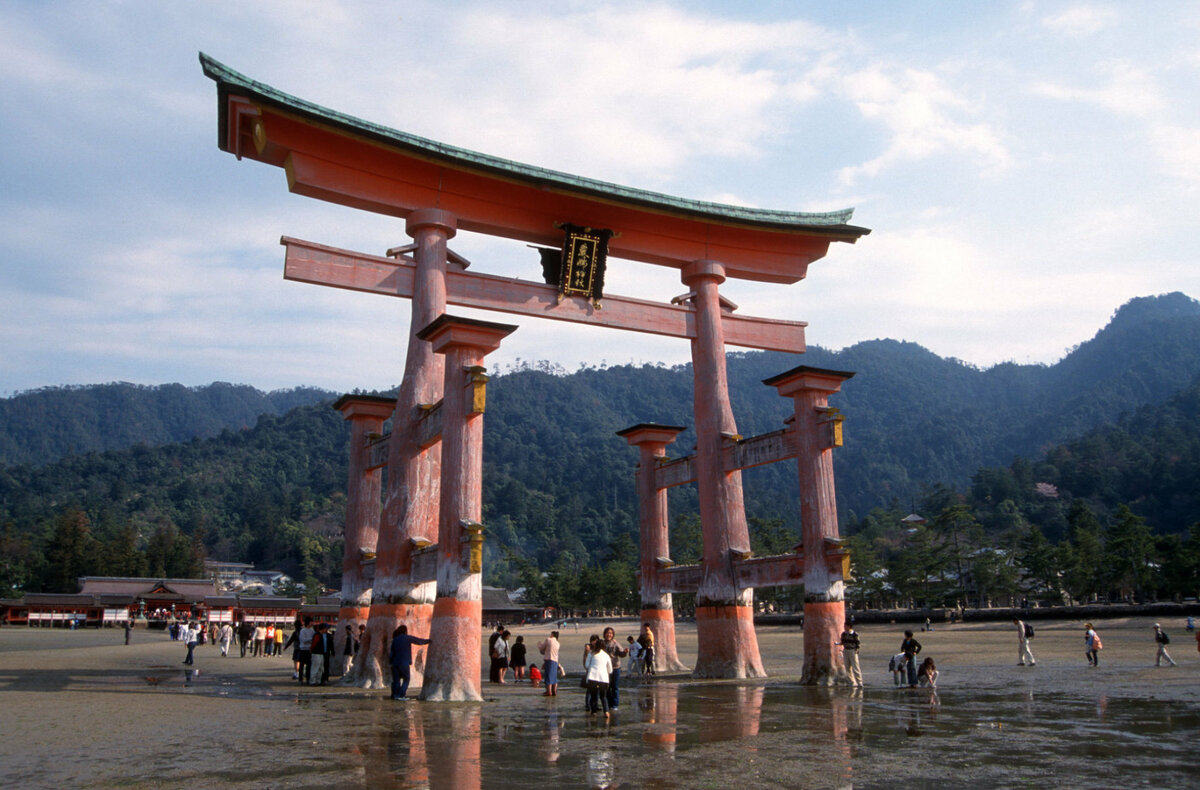 Miyajima, Torii 2.jpg