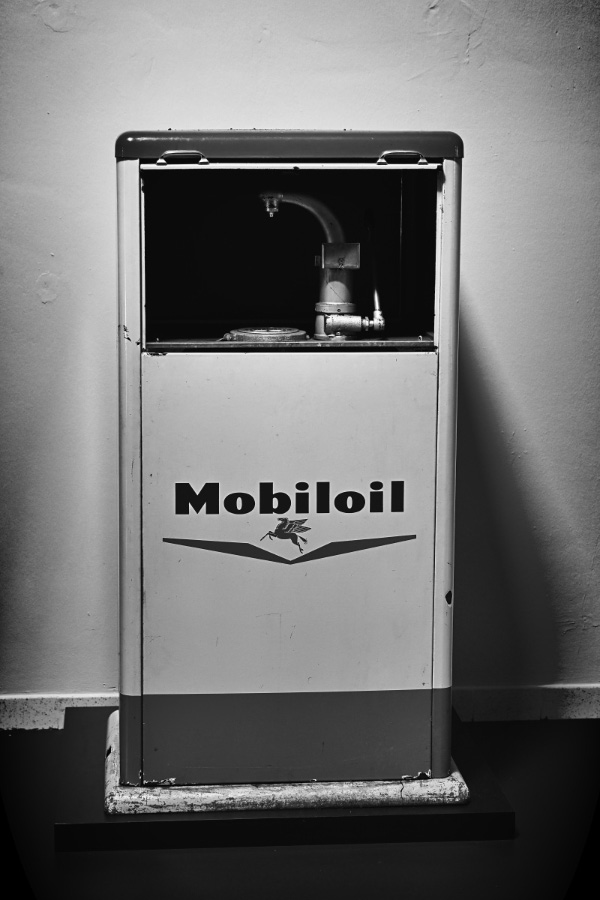 Mobiloil BW.jpg