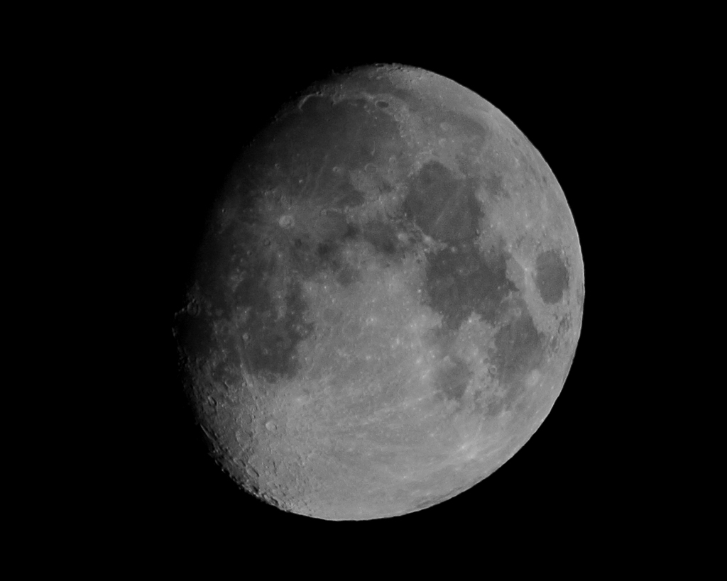 Mond

Nikon J1 / FT1 / Tamron SP 70-300 VC

300.0mm / f/6.3 / 0.0063s (1/160) / ISO 100

(nicht ganz ein Crob, der wäre ~ 1200x1200)