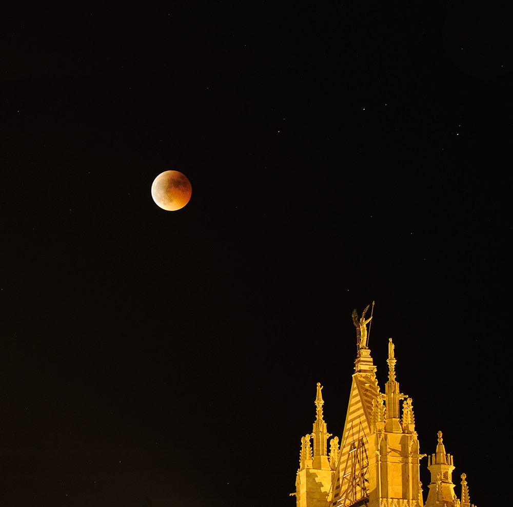 Mondfisternis in Siena