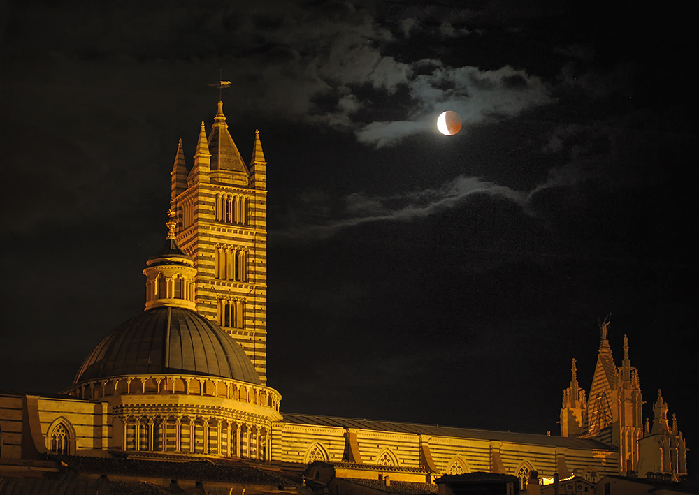 Mondfisternis in Siena