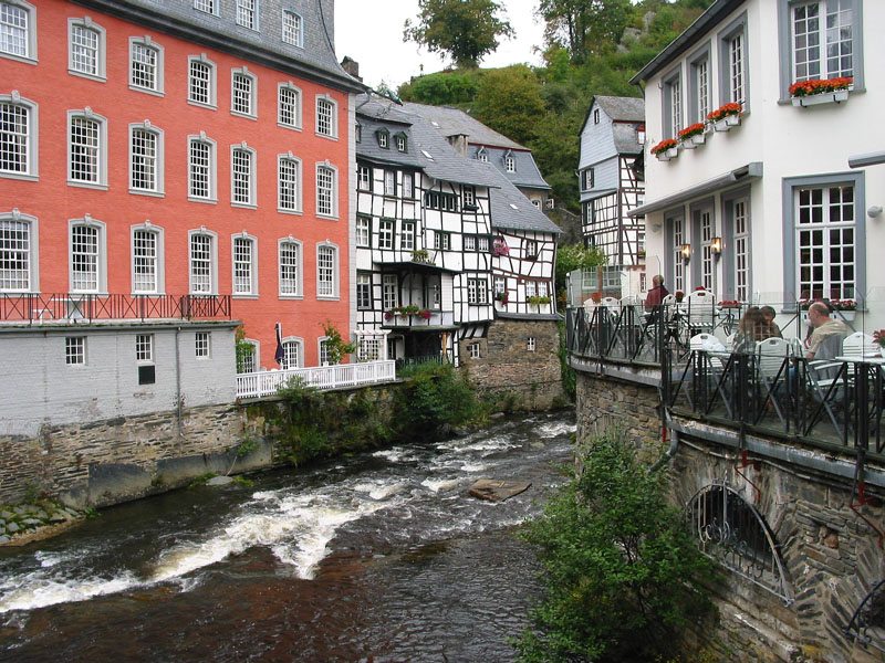 Monschau an der Rur

Monschau, das sich seit 1996 Luftkurort nennen darf, zieht mit seiner pittoresken Verwinkeltheit vor allem in den warmen Monaten 