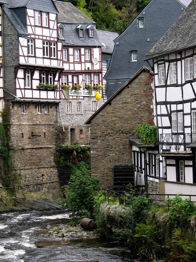 Monschau

Monschau, das sich seit 1996 Luftkurort nennen darf, zieht mit seiner pittoresken Verwinkeltheit vor allem in den warmen Monaten Touristenst