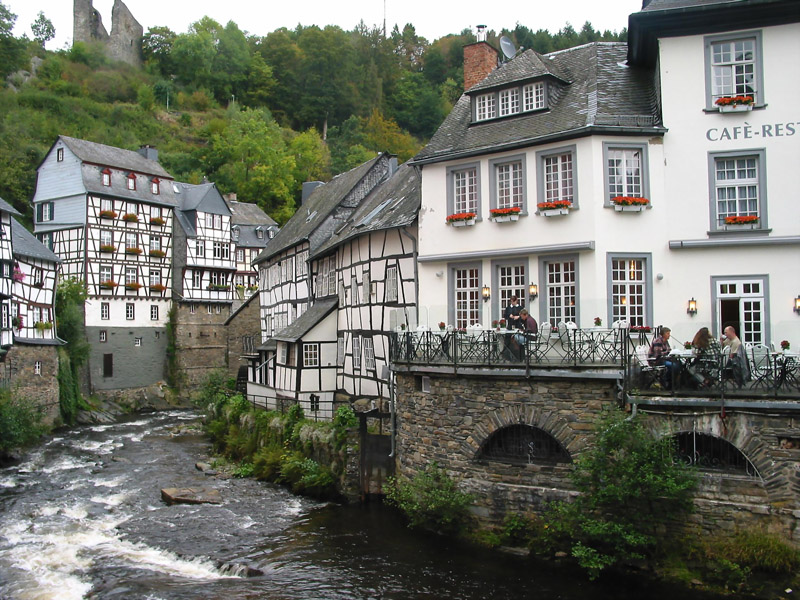 Monschau

Monschau, das sich seit 1996 Luftkurort nennen darf, zieht mit seiner pittoresken Verwinkeltheit vor allem in den warmen Monaten Touristenst