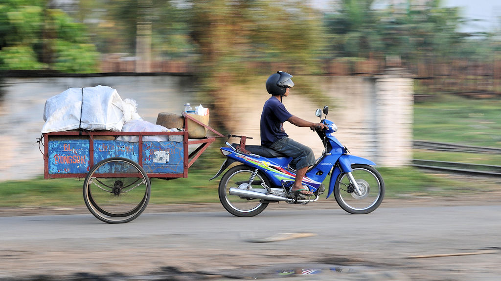 Moped mit Anhänger, Sragi, Java
(2890)