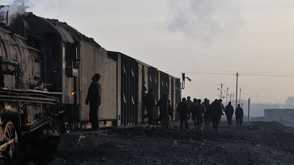 Morgendlicher Personenzug
von Dongbolishan nach Xibolizhan
mit JS8195, zwei Güterwagen mit Kohleofen
und einem Steuerwagen
(4262)
