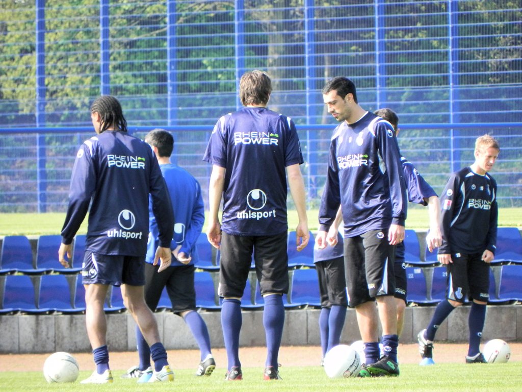Motiv: Fussballer des MSV beim Training.
90% der Bilder wirken überbelichtet.