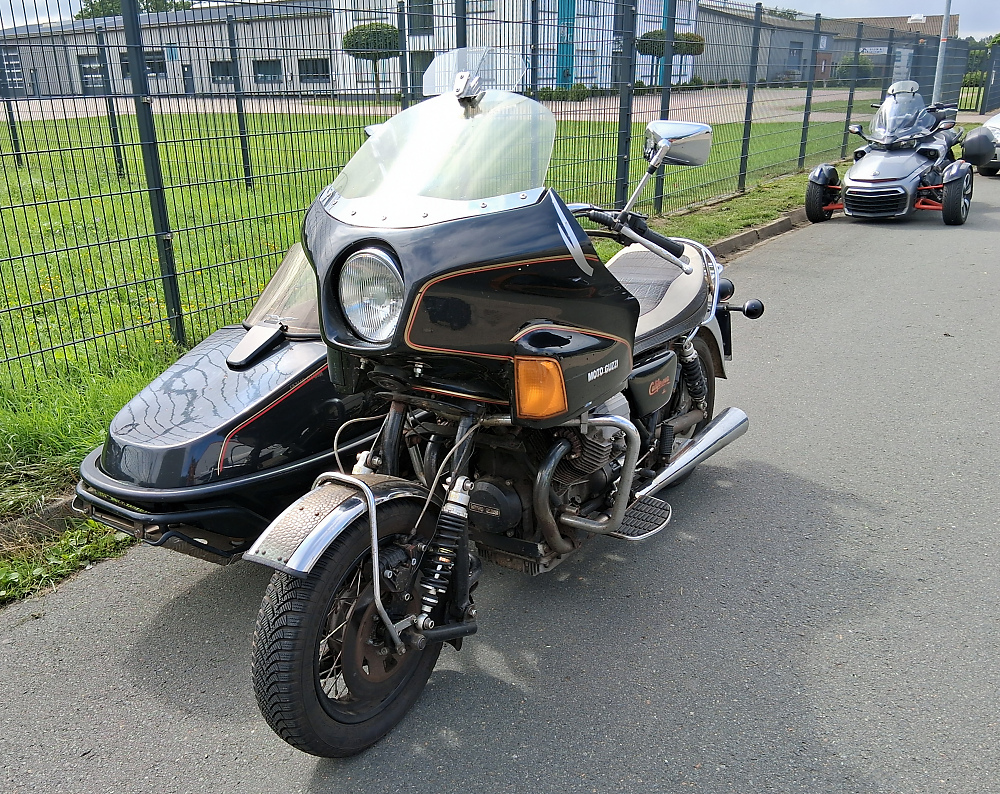 Moto Guzzi California Gespann vor Can Am.jpg