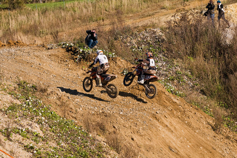 Motocross 02 1
in einer Sandgrube in Karlstetten, Niederösterreich
Sprung nach einer Bergauffahrt, ebenfalls sichtbarein Fotograf auf der anderen Seit