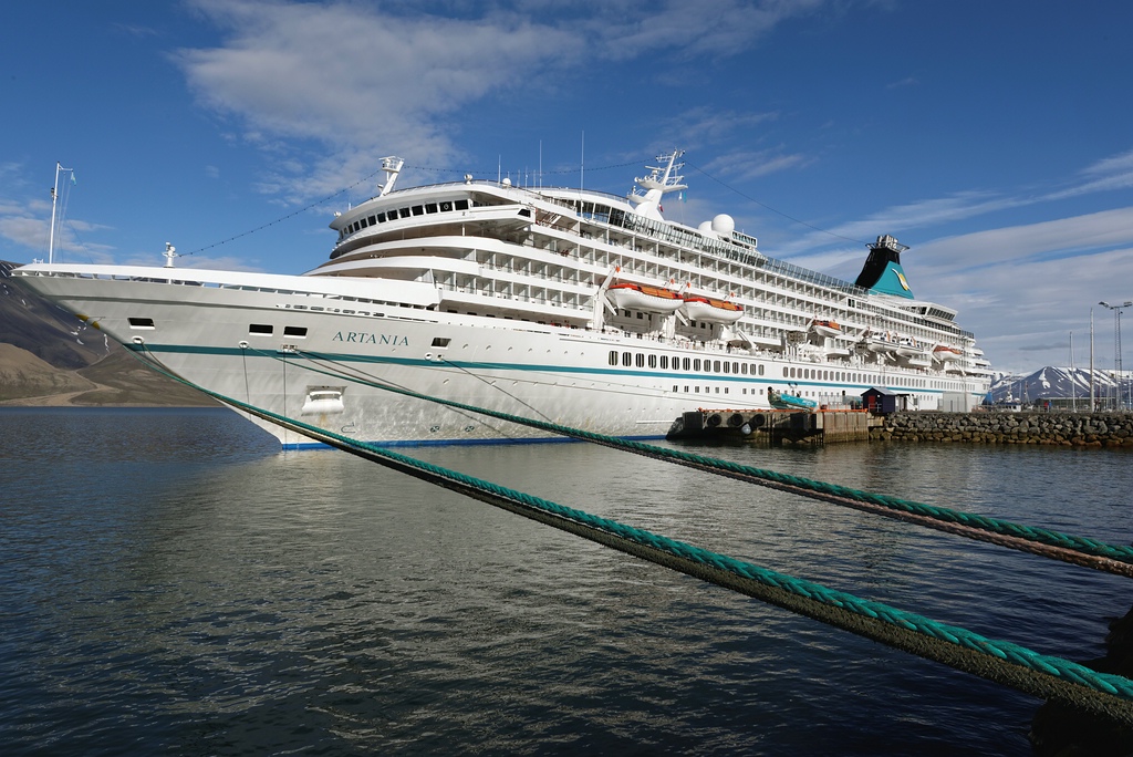 MS Artania vor Spitzbergen