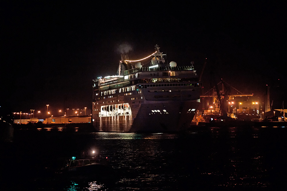 MSC Lirica verläßt Hamburg
09.09.2012, 21:00 Uhr

D3, Sigma 70-200/2,8 OS
1/60, f/2,8, ISO 3.200, 200 mm
Belichtung kräftig angehoben, mit NIK Dfine 2