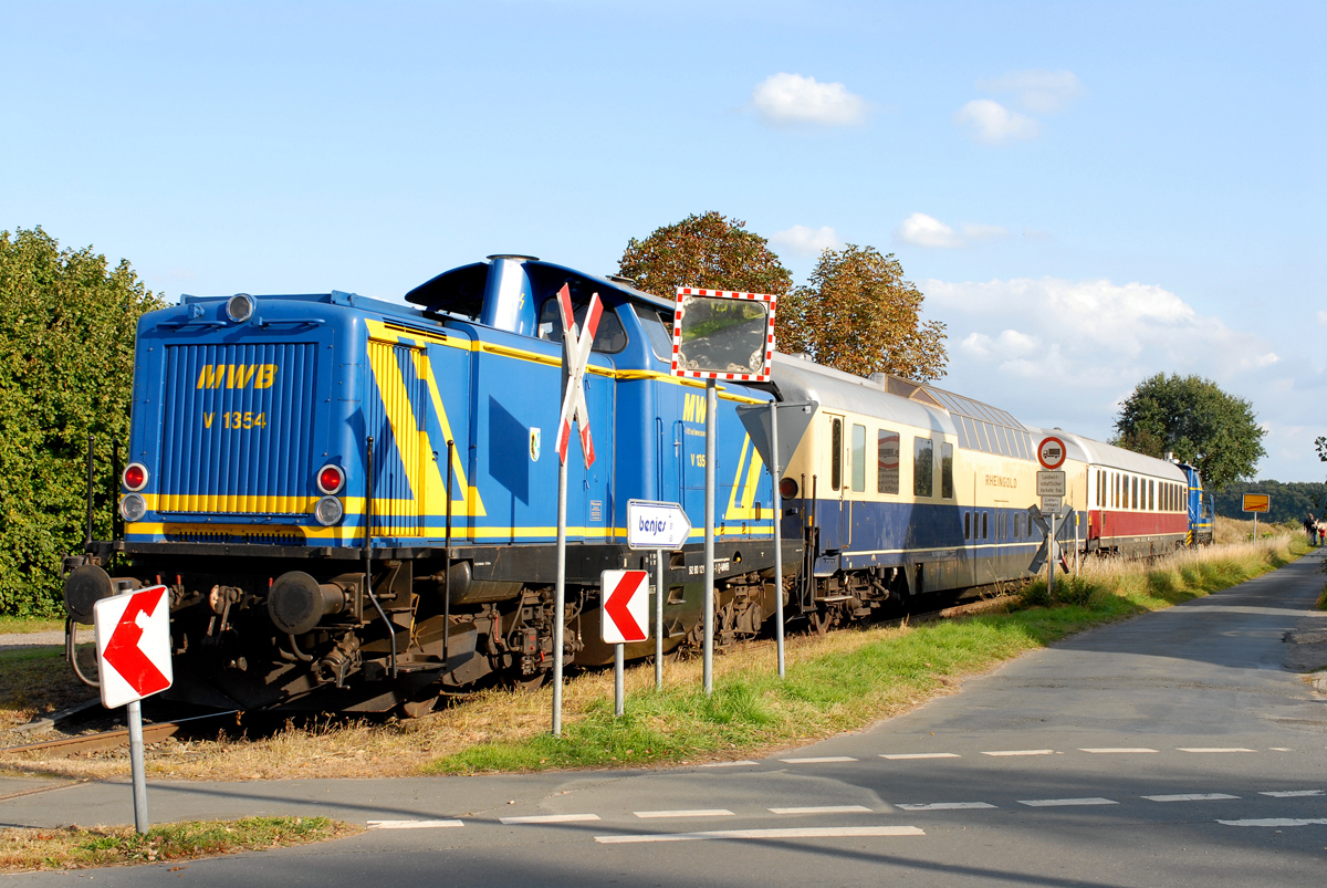 MWB 1354 mit Rheingold.jpg