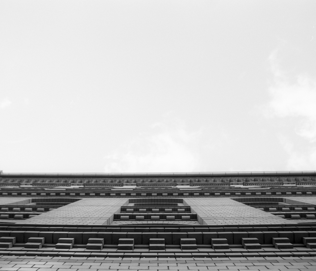 nach oben geguckt #1

FE | Lens Series E 28mm 1:2.8 | Fuji Neopan Acros 100 | Coolscan 5000