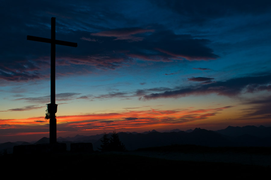 Nacht auf dem Gipfel, Brauneck, Gipfelkreuz im morgenrot