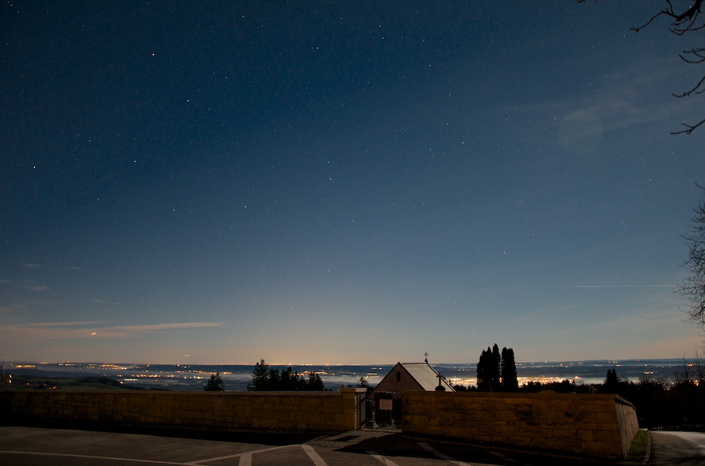 Nachthimmel nach Osten Ende Dezember am Hohenpeissenberg in Bayern