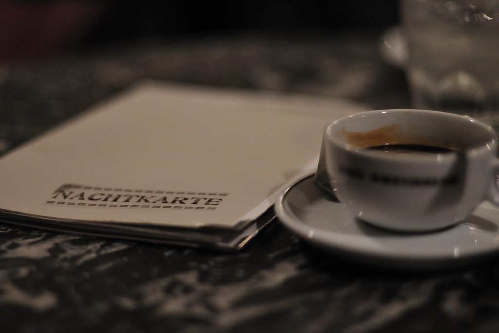 Nachtkarte
50mm, 1/50s, 1:1.4, ISO 1000
