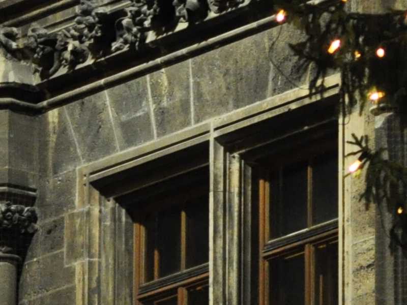 Nachts am Münchner Marienplatz
Leica Elmarit 90/2.8 frei hand
100% crop