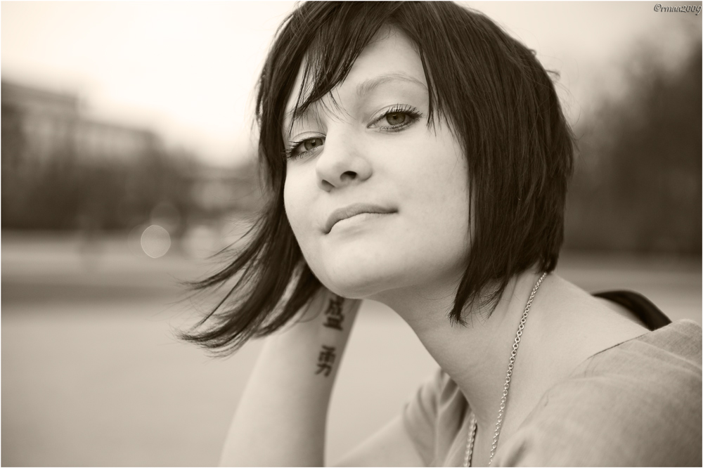Nadine Königsplatz München März 2009

NikonD700 + 24-70mm/f2.8
raw ISO200 1/1000 f3.2