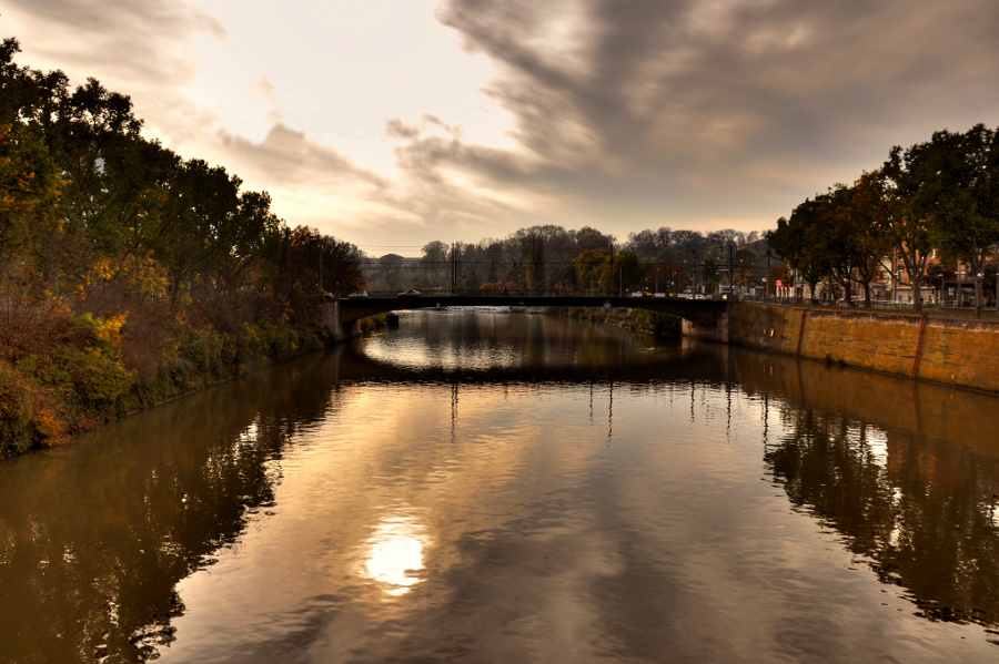 Neckar (HDR)
Überlagerung aus 2 separaten Bildern
f22, 1/2s + 1/1600s, ISO 200
(Photomatix Pro 3.1Beta)