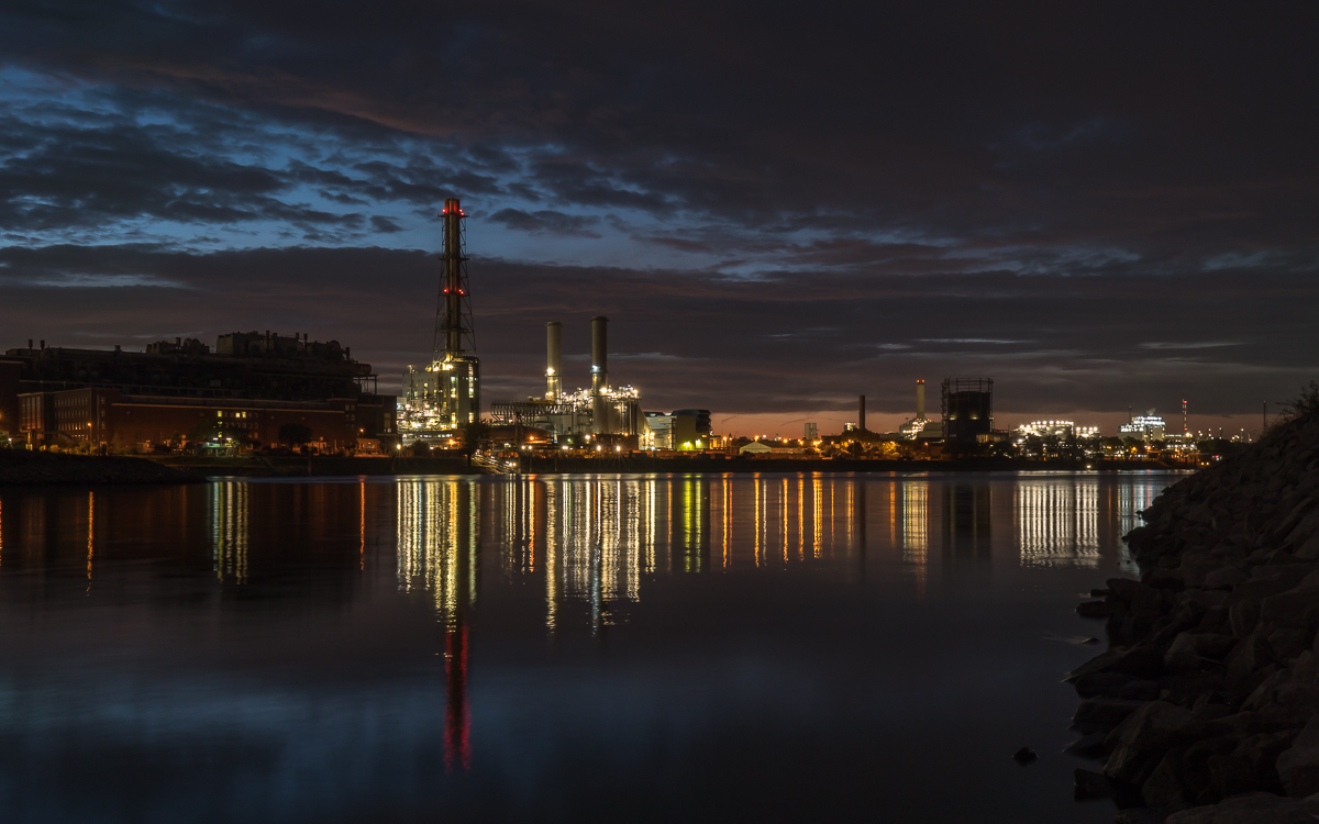 Neckarmündung mit Blick in Richtung Rhein / BASF nach Sonnenuntergang