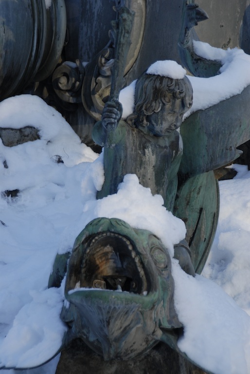 Neptunbrunnen im Schnee