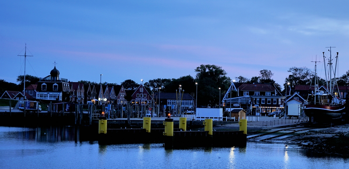 Neuharlingersiel blaue Stunde.jpg