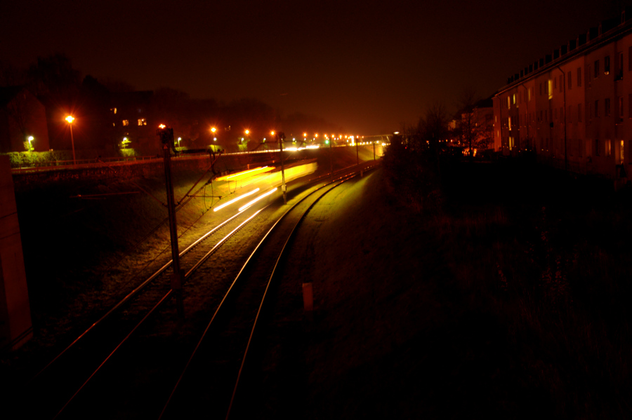 NightTrain
Langzeit D90 Straßenbahn bei Nacht
(Schnappschuß)

(Breite 900, komprimiert)
Programm: M - Manuell
Blende: f 5,6
ISO-Wert: 1600
Belichtungs