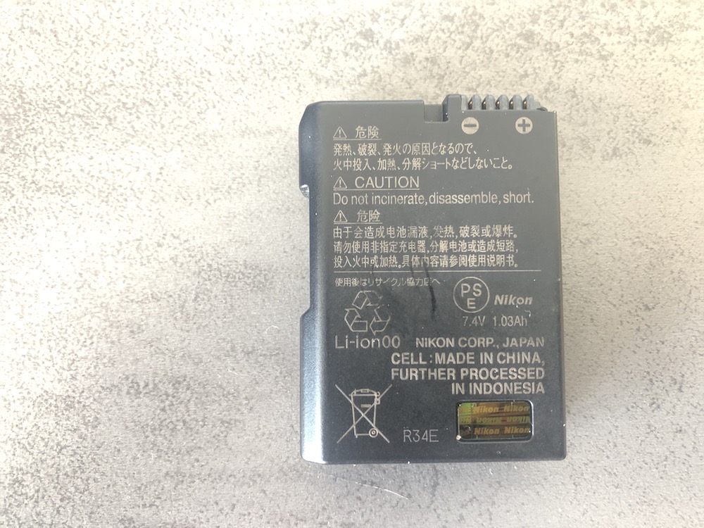 Nikon Akku mit defektem Gehäuse