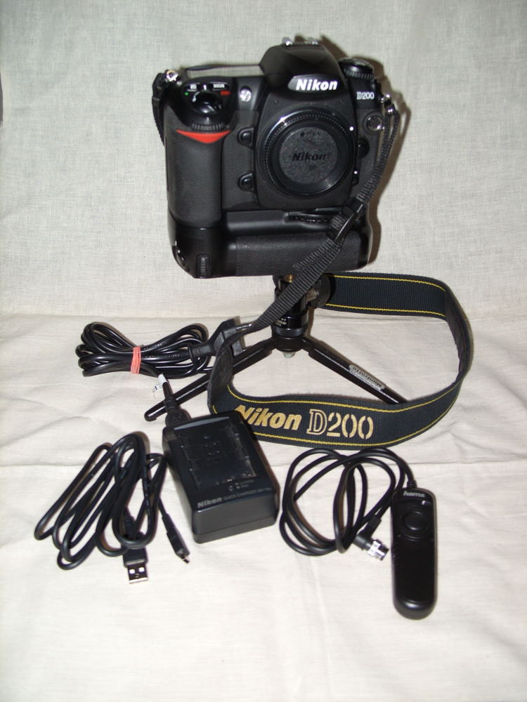 Nikon D200 mit USB-Kabel, Ladegerät und Kabelauslöser