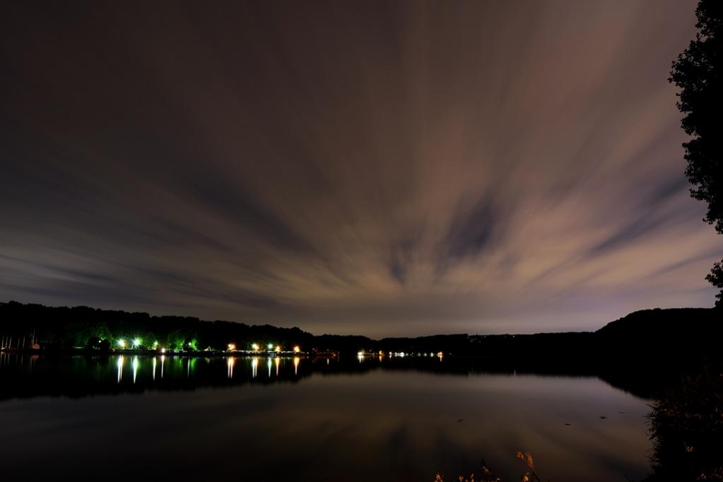Nikon D600 mit Kitobjektiv 18-55mm.
Aufgenommen am Baldeneysee in Essen-Heisingen.
Einstellungen weiß ich nicht mehr genau ca ISO L1.0 und 5-7 min Bel