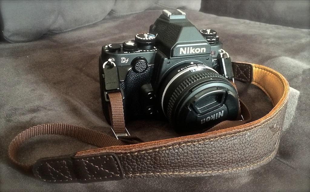 Nikon Df mit Eddycam-Gurt und Sicherheitshaken.
Der Gurt ist der Premium in Dunkelbraun-Natur
