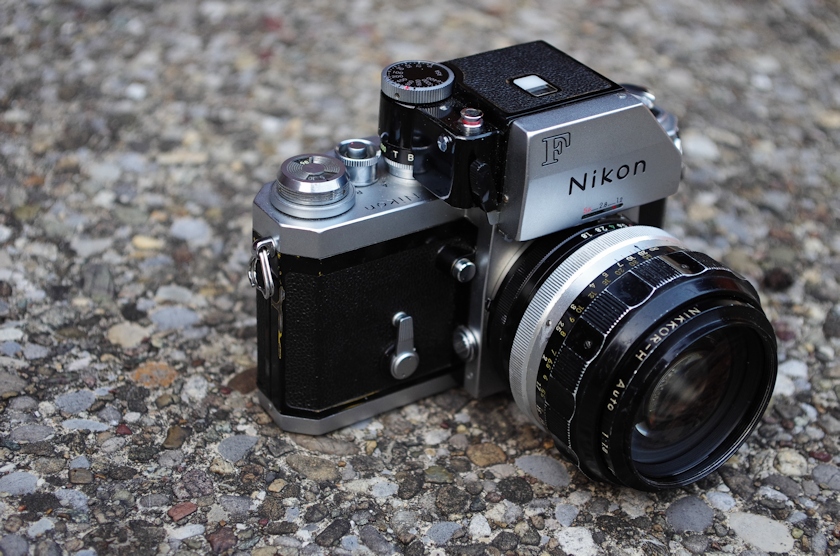 Nikon F auf steinigem boden