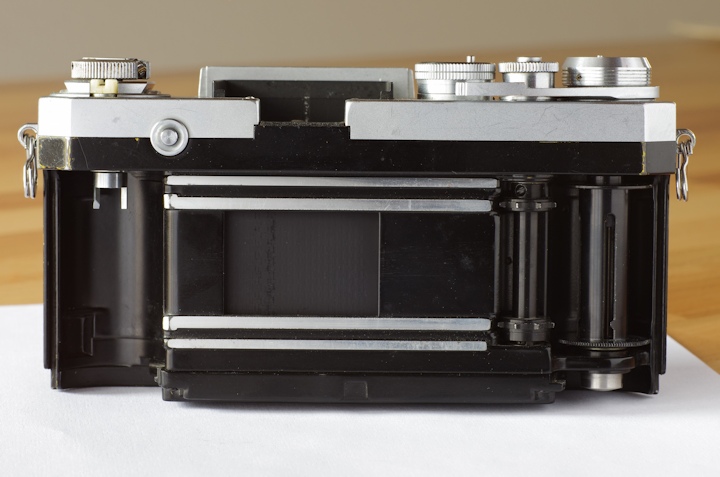 Nikon F rückseite mit abgenommener rückwand
