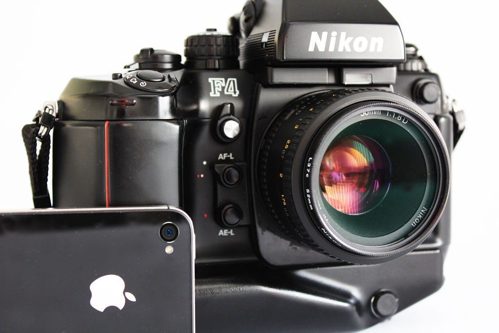 Nikon F4s und iPhone 4s