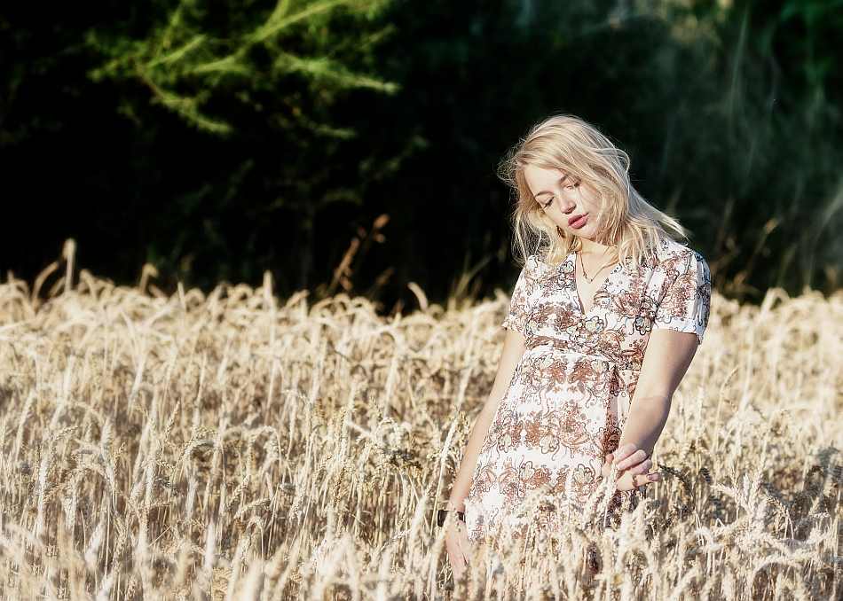 Nina im Kornfeld