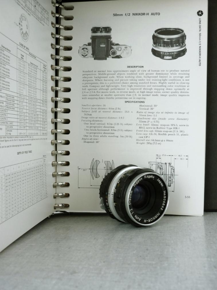 Nippon Kogaku Nikkor-H 50mm f2
(im Hintergrund "J.D. Cooper Nikon-Nikkormat Handbook", 2-bändig, 1974)