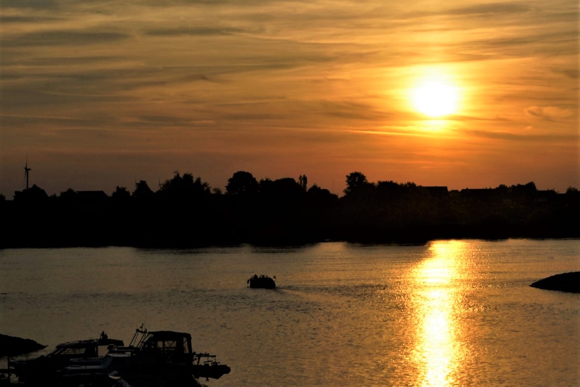 Nochmal SU an der Elbe.jpg