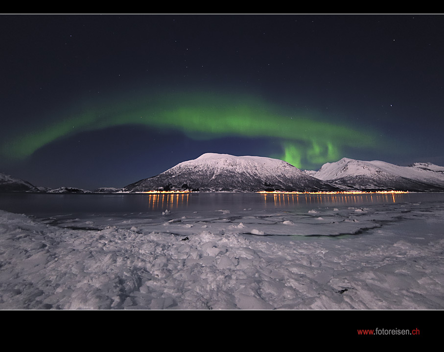 Nordlicht über dem Fjord