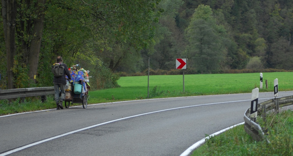 ...nun auf dem Weg nach Katmandu. Von mir gab es eine Spende für die gute Sache und von ihm die Erlaubnis zu diesen Bildern.
DSC 1200 crop web