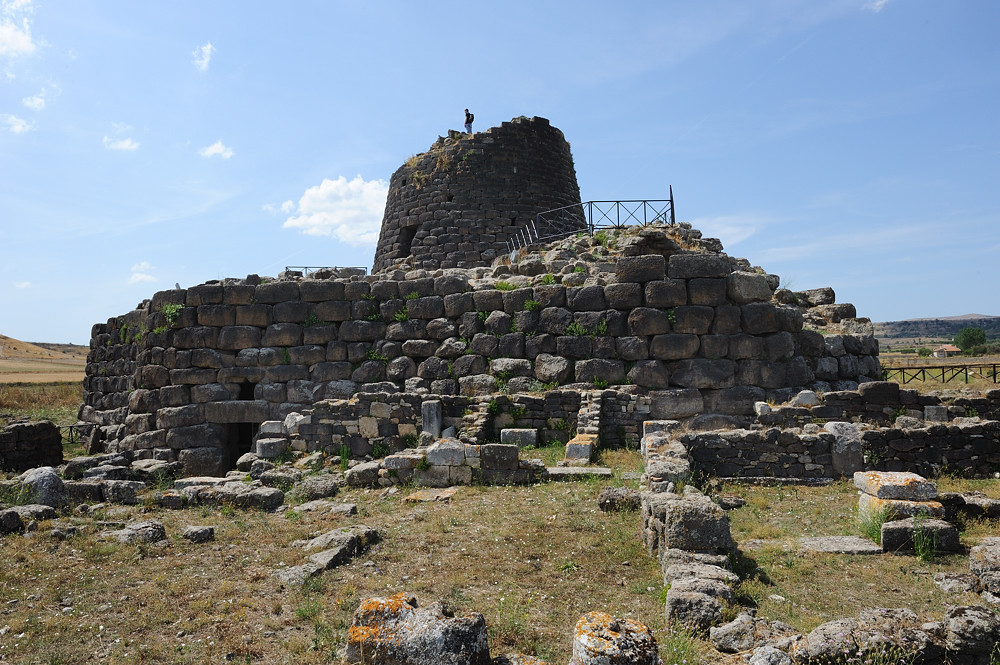 Nuraghe-Santu-Antine01.jpg