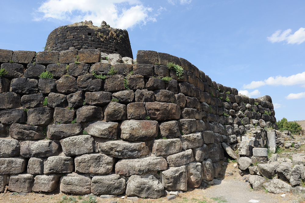 Nuraghe-Santu-Antine04.jpg