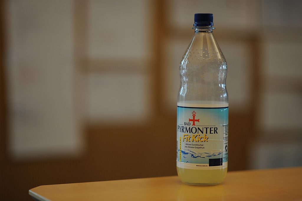 OOC mit D700 und Samyang 85/1.4 bei ISO 200, f/1.4 (JPEG Fine "S", AWB, Zeitautomatik). Der Hintergrund hat eine Holzstruktur und ist mit Rillen verse