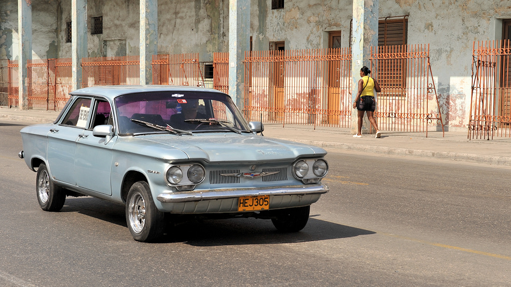 Ooooh!!! Nein, das ist keine vergößerte Ausführung eines NSU TT, der NSU ist eher die verkleinerte Version dieses Chevrolet Corvair (1960-64). 
Kubani